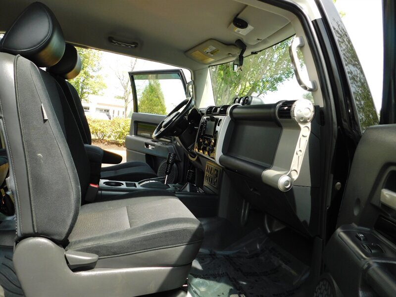 2007 Toyota FJ Cruiser SR5 4Dr / 4x4 / Rear Diff Locks / 33 " MUD / LIFTED - Photo 16 - Portland, OR 97217