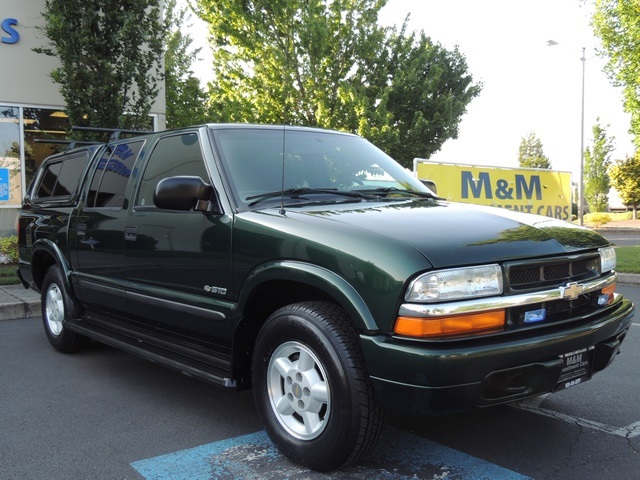 2004 Chevrolet S-10 LS / 4X4 / Crew Cab / 6Cyl / Canopy / EXCEL COND   - Photo 2 - Portland, OR 97217