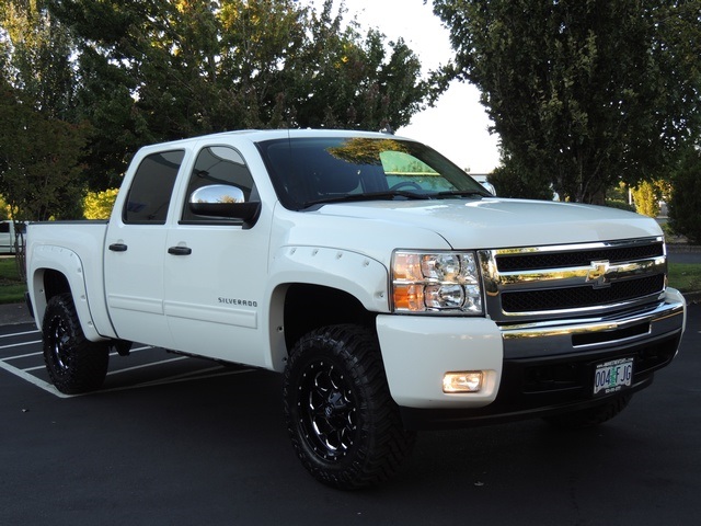 2011 Chevrolet Silverado 1500 LT / Crew Cab / 4X4 / Leather / LIFTED LIFTED   - Photo 2 - Portland, OR 97217