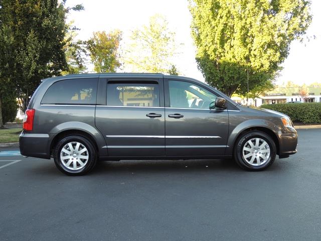 2016 Chrysler Town & Country Touring / Leather / DVD / Power Sliding doors   - Photo 4 - Portland, OR 97217