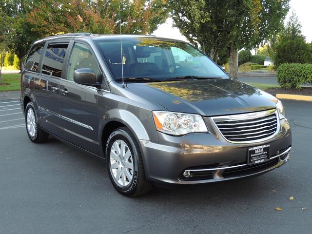 2016 Chrysler Town & Country Touring / Leather / DVD / Power Sliding doors   - Photo 2 - Portland, OR 97217
