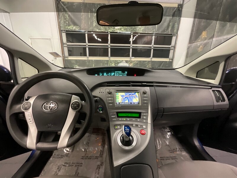 2014 Toyota Prius Three Hatchback / Hybrid / Navigation & Camera  / LOCAL OREGON CAR / GREAT SHAPE!! - Photo 16 - Gladstone, OR 97027