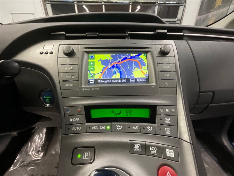 2014 Toyota Prius Three Hatchback / Hybrid / Navigation & Camera  / LOCAL OREGON CAR / GREAT SHAPE!! - Photo 19 - Gladstone, OR 97027