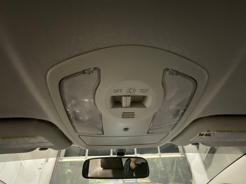 2014 Toyota Prius Three Hatchback / Hybrid / Navigation & Camera  / LOCAL OREGON CAR / GREAT SHAPE!! - Photo 28 - Gladstone, OR 97027