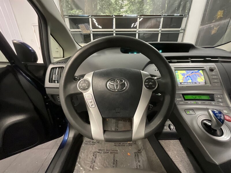 2014 Toyota Prius Three Hatchback / Hybrid / Navigation & Camera  / LOCAL OREGON CAR / GREAT SHAPE!! - Photo 29 - Gladstone, OR 97027