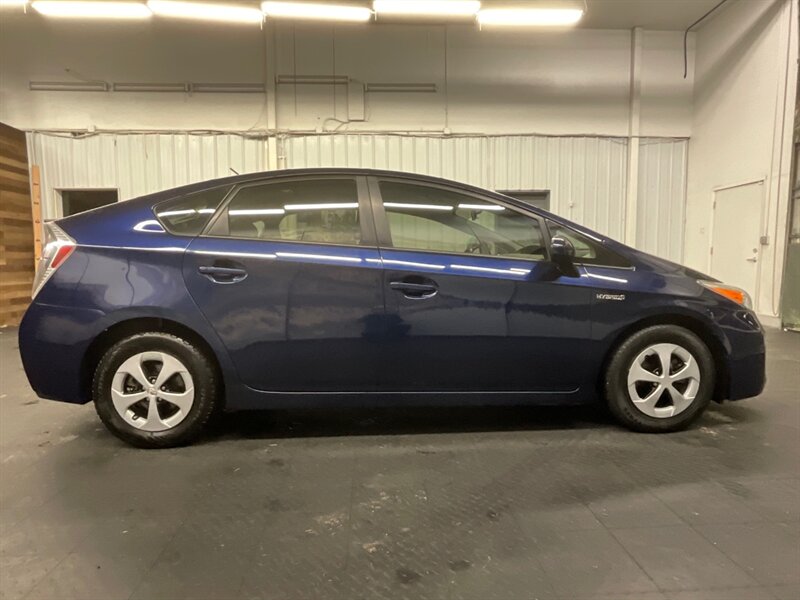 2014 Toyota Prius Three Hatchback / Hybrid / Navigation & Camera  / LOCAL OREGON CAR / GREAT SHAPE!! - Photo 4 - Gladstone, OR 97027