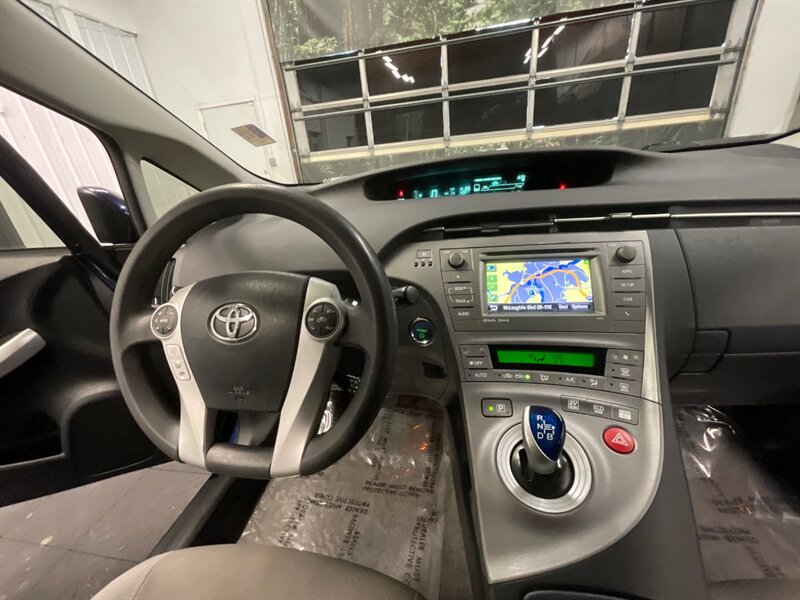 2014 Toyota Prius Three Hatchback / Hybrid / Navigation & Camera  / LOCAL OREGON CAR / GREAT SHAPE!! - Photo 17 - Gladstone, OR 97027