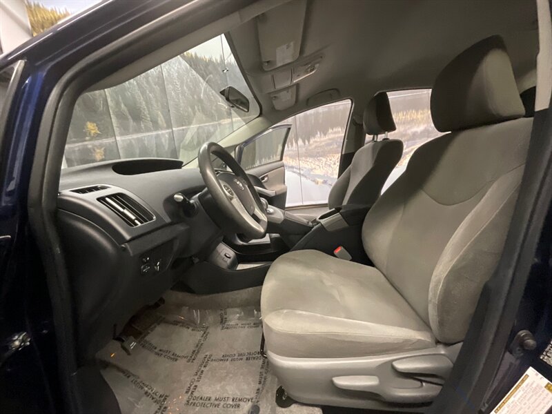 2014 Toyota Prius Three Hatchback / Hybrid / Navigation & Camera  / LOCAL OREGON CAR / GREAT SHAPE!! - Photo 11 - Gladstone, OR 97027
