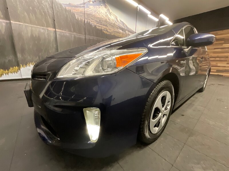 2014 Toyota Prius Three Hatchback / Hybrid / Navigation & Camera  / LOCAL OREGON CAR / GREAT SHAPE!! - Photo 10 - Gladstone, OR 97027