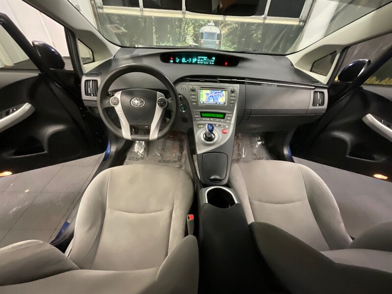 2014 Toyota Prius Three Hatchback / Hybrid / Navigation & Camera  / LOCAL OREGON CAR / GREAT SHAPE!! - Photo 14 - Gladstone, OR 97027
