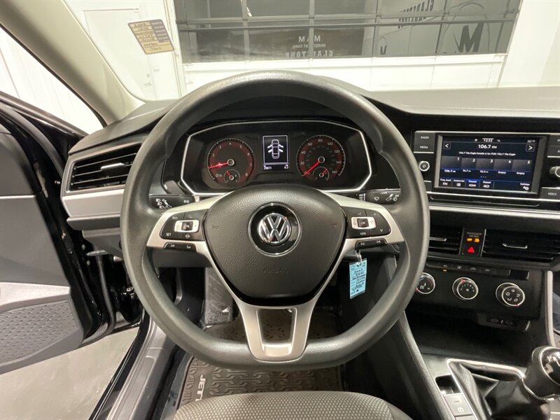 2021 Volkswagen Jetta S Sedan / 4Cyl Turbo / 6-Speed Manual / 29k MILES  / 1-OWNER Local - Photo 22 - Gladstone, OR 97027