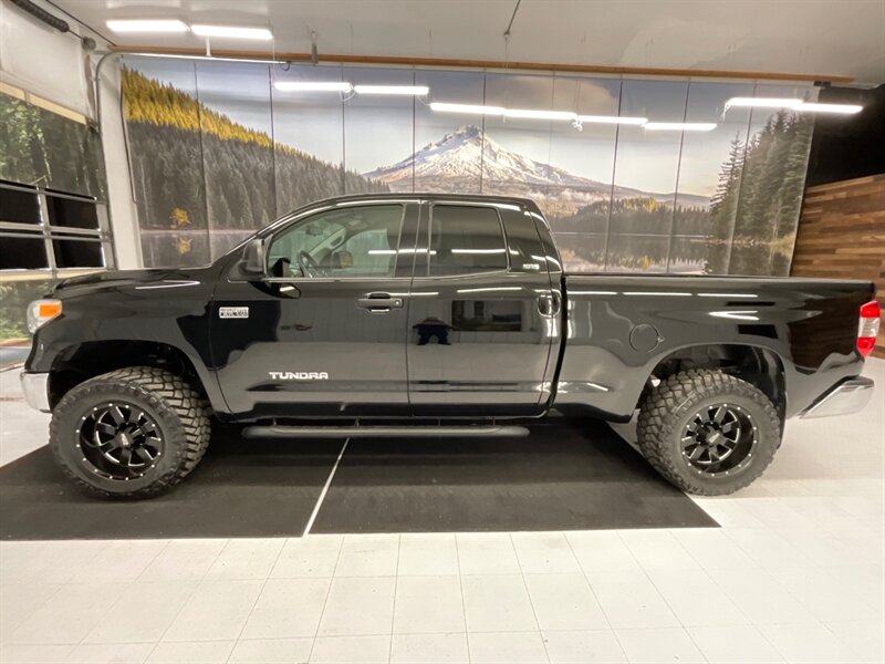 2017 Toyota Tundra SR5 4X4 / 5.7L V8 / 1-OWNER / LIFTED / 8,000 MILES  /LIFTED w/ 33 " MUD TIRES & 18 " MOTO WHEELS / SUPER LOW MILES / SHARP & CLEAN!! - Photo 3 - Gladstone, OR 97027