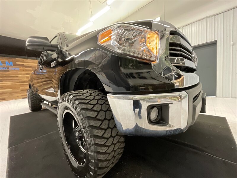 2017 Toyota Tundra SR5 4X4 / 5.7L V8 / 1-OWNER / LIFTED / 8,000 MILES  /LIFTED w/ 33 " MUD TIRES & 18 " MOTO WHEELS / SUPER LOW MILES / SHARP & CLEAN!! - Photo 9 - Gladstone, OR 97027