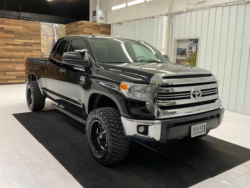 2017 Toyota Tundra SR5 4X4 / 5.7L V8 / 1-OWNER / LIFTED / 8,000 MILES  /LIFTED w/ 33 " MUD TIRES & 18 " MOTO WHEELS / SUPER LOW MILES / SHARP & CLEAN!! - Photo 2 - Gladstone, OR 97027