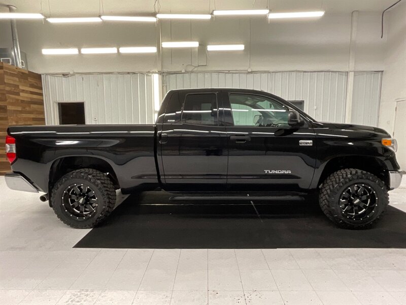 2017 Toyota Tundra SR5 4X4 / 5.7L V8 / 1-OWNER / LIFTED / 8,000 MILES  /LIFTED w/ 33 " MUD TIRES & 18 " MOTO WHEELS / SUPER LOW MILES / SHARP & CLEAN!! - Photo 4 - Gladstone, OR 97027