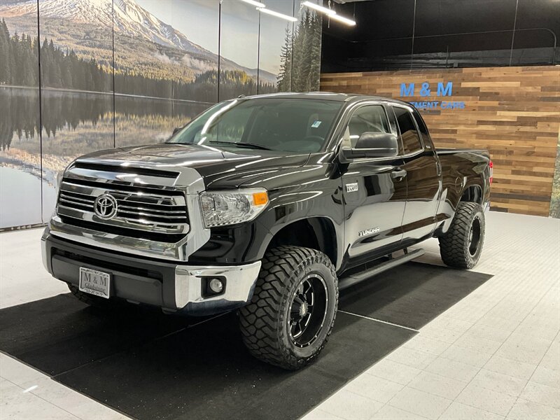 2017 Toyota Tundra SR5 4X4 / 5.7L V8 / 1-OWNER / LIFTED / 8,000 MILES  /LIFTED w/ 33 " MUD TIRES & 18 " MOTO WHEELS / SUPER LOW MILES / SHARP & CLEAN!! - Photo 46 - Gladstone, OR 97027