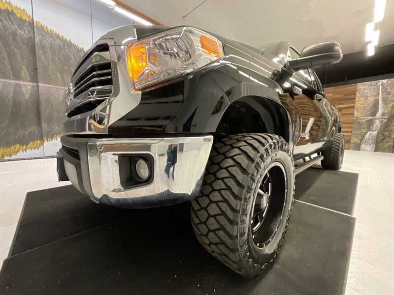 2017 Toyota Tundra SR5 4X4 / 5.7L V8 / 1-OWNER / LIFTED / 8,000 MILES  /LIFTED w/ 33 " MUD TIRES & 18 " MOTO WHEELS / SUPER LOW MILES / SHARP & CLEAN!! - Photo 27 - Gladstone, OR 97027
