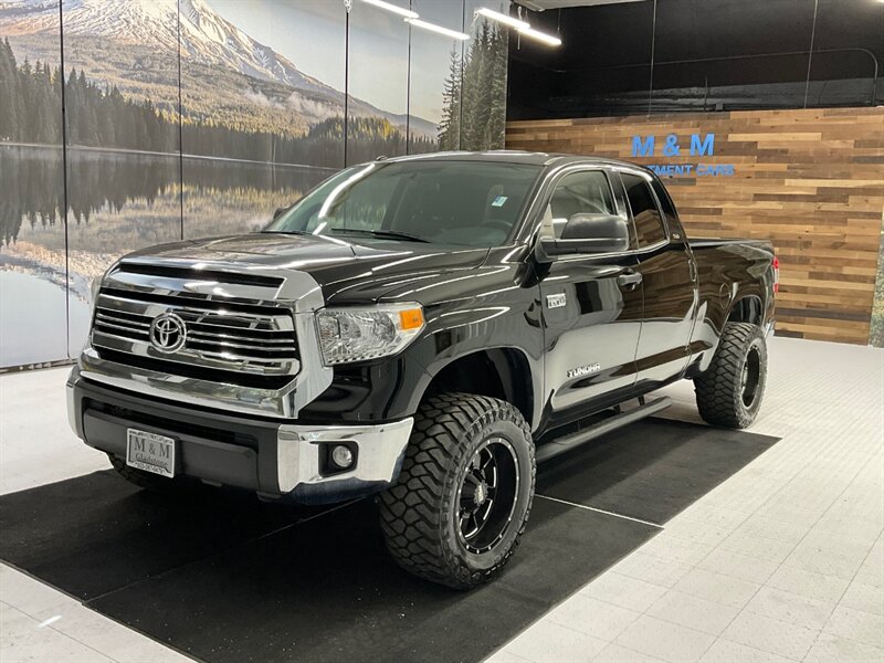 2017 Toyota Tundra SR5 4X4 / 5.7L V8 / 1-OWNER / LIFTED / 8,000 MILES  /LIFTED w/ 33 " MUD TIRES & 18 " MOTO WHEELS / SUPER LOW MILES / SHARP & CLEAN!! - Photo 1 - Gladstone, OR 97027