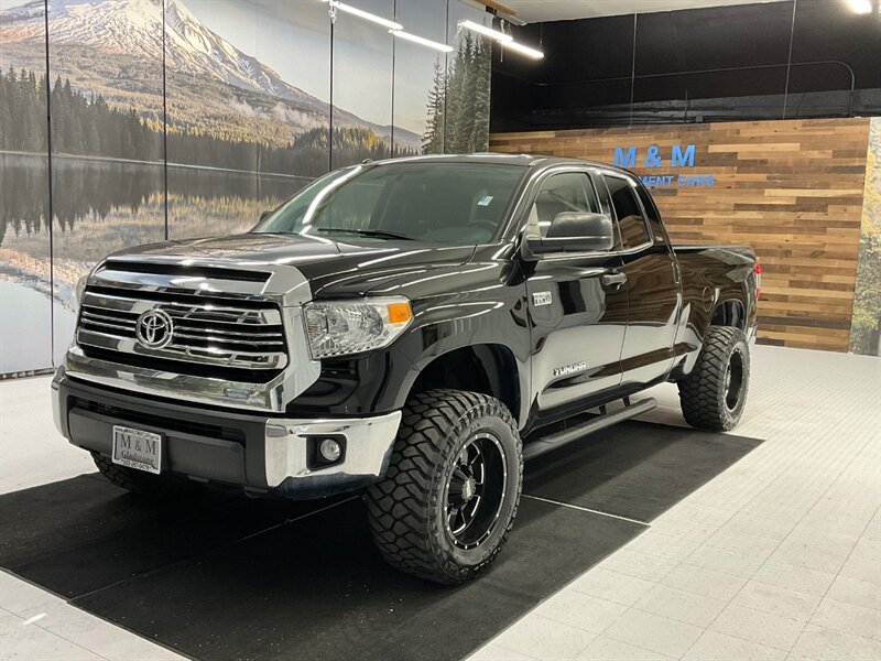 2017 Toyota Tundra SR5 4X4 / 5.7L V8 / 1-OWNER / LIFTED / 8,000 MILES  /LIFTED w/ 33 " MUD TIRES & 18 " MOTO WHEELS / SUPER LOW MILES / SHARP & CLEAN!! - Photo 25 - Gladstone, OR 97027