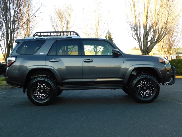 2017 Toyota 4Runner SR5 / 4X4 / Leather Seats / Heated Seats / LIFTED   - Photo 4 - Portland, OR 97217
