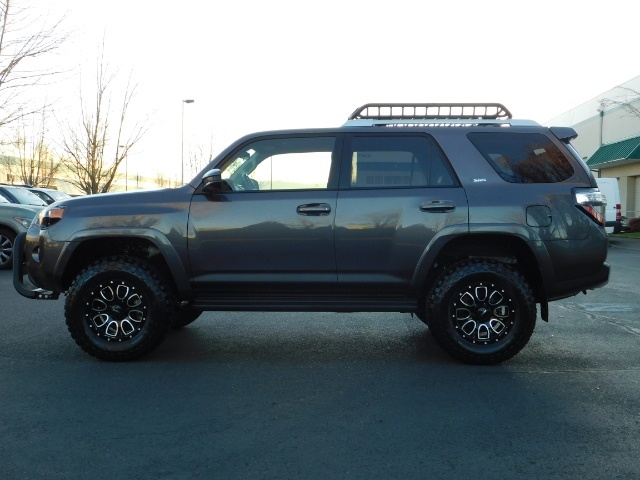 2017 Toyota 4Runner SR5 / 4X4 / Leather Seats / Heated Seats / LIFTED   - Photo 3 - Portland, OR 97217