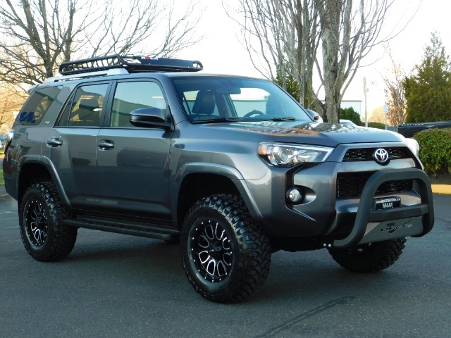 2017 Toyota 4Runner SR5 / 4X4 / Leather Seats / Heated Seats / LIFTED   - Photo 2 - Portland, OR 97217