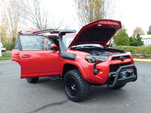 2017 Toyota 4Runner SR5 / 4X4 / SR5 Premium Upgraded / CUSTOM LIFTED   - Photo 38 - Portland, OR 97217