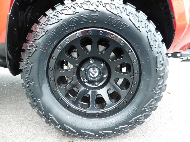 2017 Toyota 4Runner SR5 / 4X4 / SR5 Premium Upgraded / CUSTOM LIFTED   - Photo 27 - Portland, OR 97217