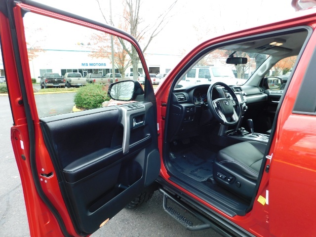 2017 Toyota 4Runner SR5 / 4X4 / SR5 Premium Upgraded / CUSTOM LIFTED   - Photo 9 - Portland, OR 97217