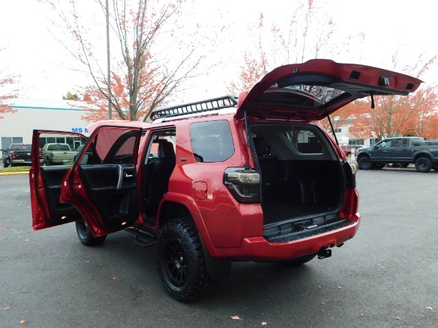 2017 Toyota 4Runner SR5 / 4X4 / SR5 Premium Upgraded / CUSTOM LIFTED   - Photo 34 - Portland, OR 97217