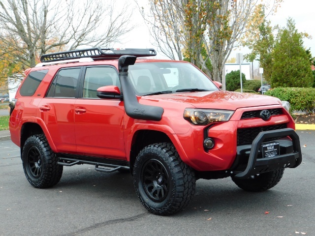 2017 Toyota 4Runner SR5 / 4X4 / SR5 Premium Upgraded / CUSTOM LIFTED   - Photo 2 - Portland, OR 97217