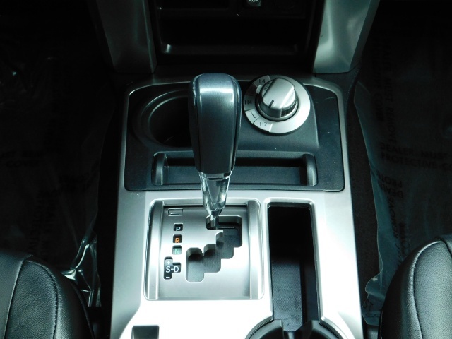 2017 Toyota 4Runner SR5 / 4X4 / SR5 Premium Upgraded / CUSTOM LIFTED   - Photo 18 - Portland, OR 97217