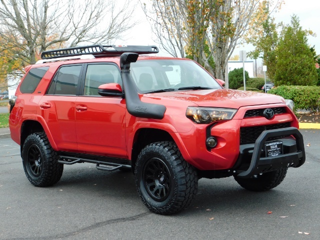 2017 Toyota 4Runner SR5 / 4X4 / SR5 Premium Upgraded / CUSTOM LIFTED   - Photo 23 - Portland, OR 97217