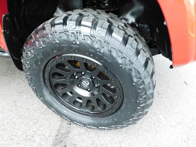 2017 Toyota 4Runner SR5 / 4X4 / SR5 Premium Upgraded / CUSTOM LIFTED   - Photo 26 - Portland, OR 97217