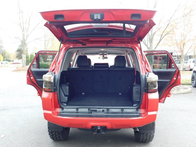 2017 Toyota 4Runner SR5 / 4X4 / SR5 Premium Upgraded / CUSTOM LIFTED   - Photo 35 - Portland, OR 97217