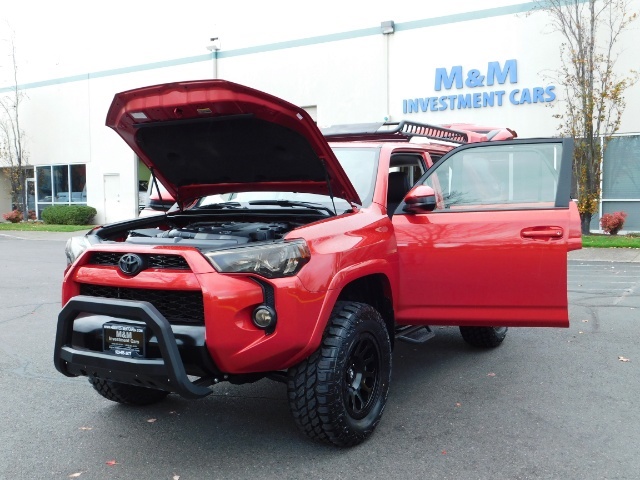 2017 Toyota 4Runner SR5 / 4X4 / SR5 Premium Upgraded / CUSTOM LIFTED   - Photo 31 - Portland, OR 97217