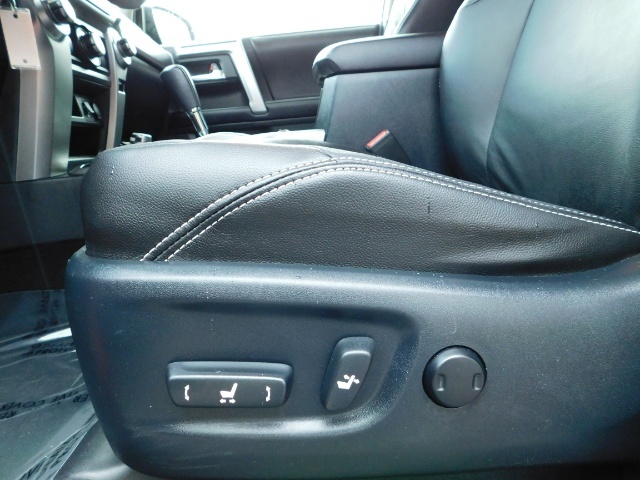 2017 Toyota 4Runner SR5 / 4X4 / SR5 Premium Upgraded / CUSTOM LIFTED   - Photo 11 - Portland, OR 97217