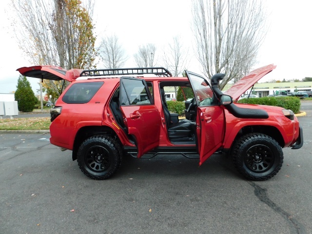 2017 Toyota 4Runner SR5 / 4X4 / SR5 Premium Upgraded / CUSTOM LIFTED   - Photo 37 - Portland, OR 97217