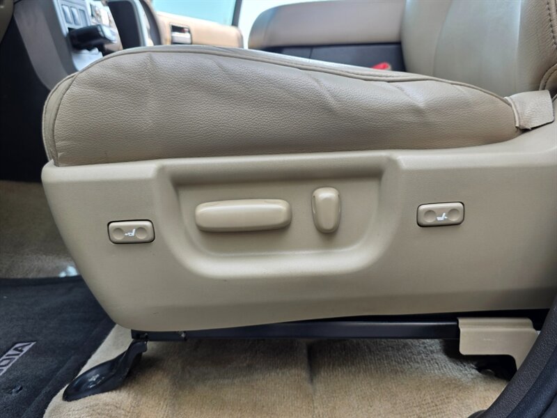 2011 Toyota Sequoia Limited 4X4 / 5.7L V8 / DVD / BACK CAM / NEW TIRES / SERVICED AT TOYOTA / FULLY LOADED !! - Photo 57 - Portland, OR 97217