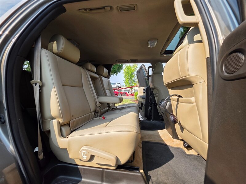 2011 Toyota Sequoia Limited 4X4 / 5.7L V8 / DVD / BACK CAM / NEW TIRES / SERVICED AT TOYOTA / FULLY LOADED !! - Photo 16 - Portland, OR 97217