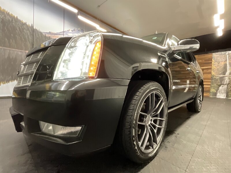 2011 Cadillac Escalade Platinum Edition 4X4 / 6.2L V8 / LOADED / 3RD ROW  Leather Heated & Cooled Seats / Navi & Camera - Photo 9 - Gladstone, OR 97027