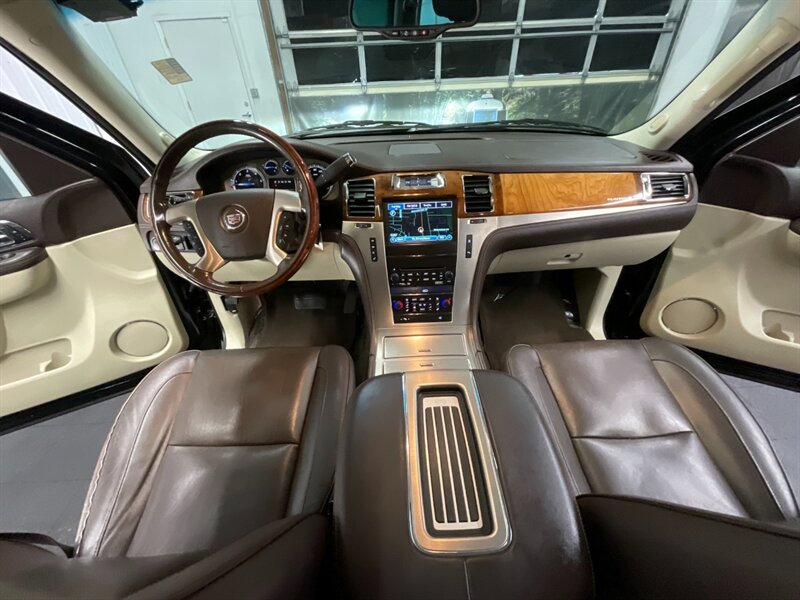 2011 Cadillac Escalade Platinum Edition 4X4 / 6.2L V8 / LOADED / 3RD ROW  Leather Heated & Cooled Seats / Navi & Camera - Photo 19 - Gladstone, OR 97027