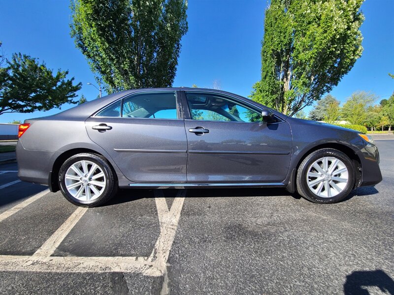 2012 Toyota Camry XLE V6 / BLIND SPOT  / LEATHER / SUN ROOF / 52Kmls  / BACK CAM / NAVIGATION / HEATED SEATS / SERVICE RECORDS / 1-OWNER / NEW TIRES / LIKE NEW !! - Photo 4 - Portland, OR 97217