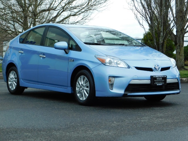 2013 Toyota Prius Prius Plug-in Hybrid / Navi / Backup / Heated seat   - Photo 2 - Portland, OR 97217