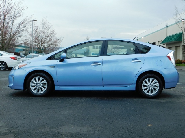 2013 Toyota Prius Prius Plug-in Hybrid / Navi / Backup / Heated seat   - Photo 3 - Portland, OR 97217