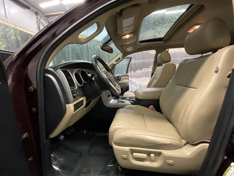 2014 Toyota Sequoia SR5 Premium Pkg 4X4 / Navi & Camera / Heated Leath  BRAND NEW WHEELS & TIRES / 3RD ROW SEAT / Excel Cond - Photo 14 - Gladstone, OR 97027