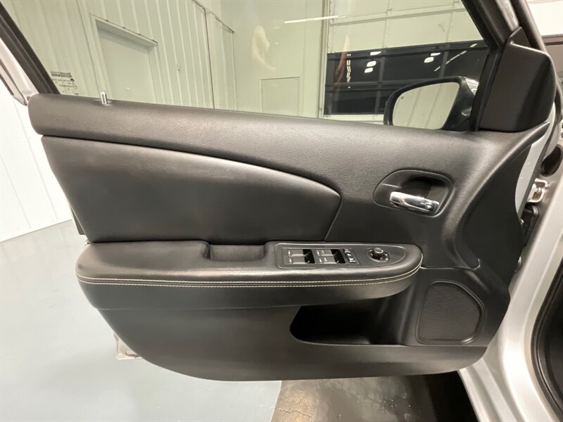 2012 Chrysler 200 Series Limited Sedan / V6 / Leather Navigation Sunroof   - Photo 39 - Gladstone, OR 97027
