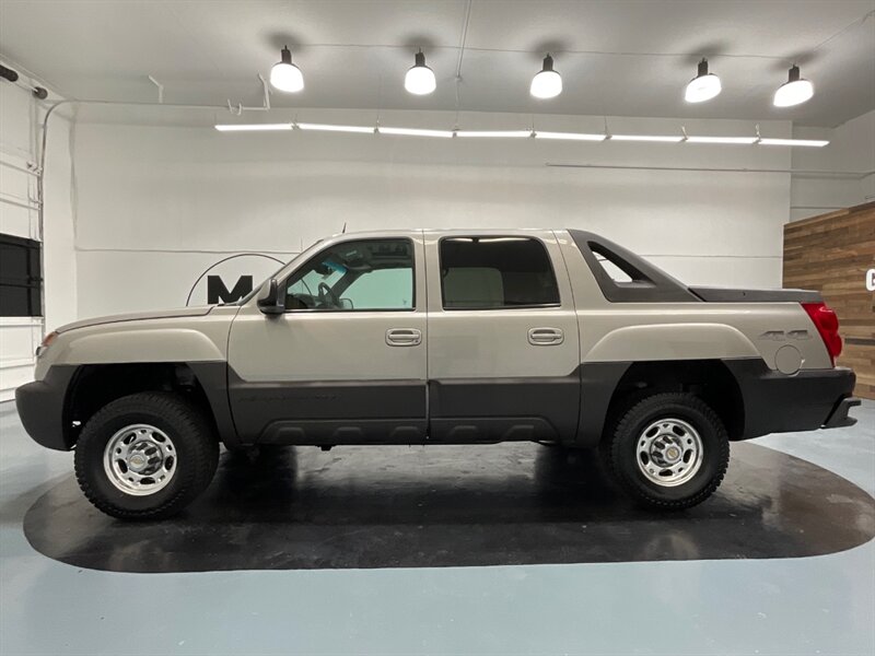 2004 Chevrolet Avalanche 2500 Sport Utility Pickup 4X4 / 8.1L V8 / Leather  / Sunroof / CLEAN - Photo 3 - Gladstone, OR 97027