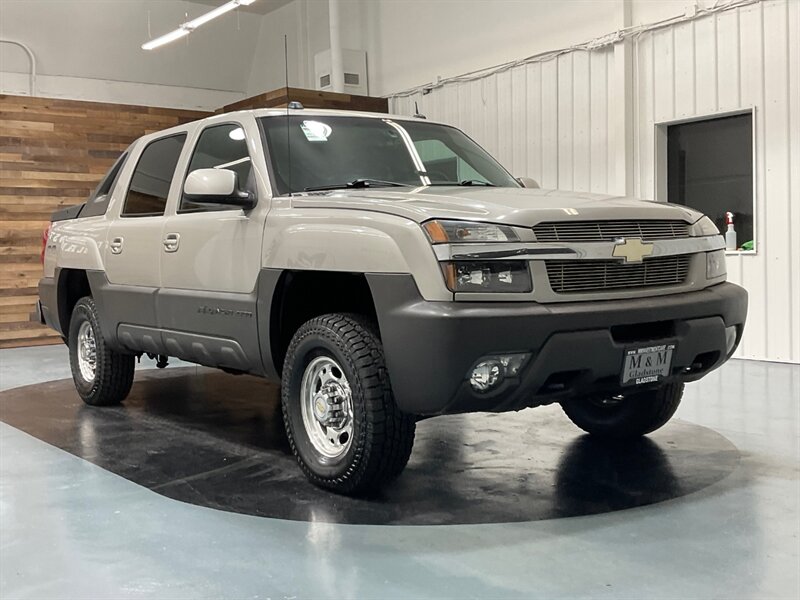 2004 Chevrolet Avalanche 2500 Sport Utility Pickup 4X4 / 8.1L V8 / Leather  / Sunroof / CLEAN - Photo 2 - Gladstone, OR 97027