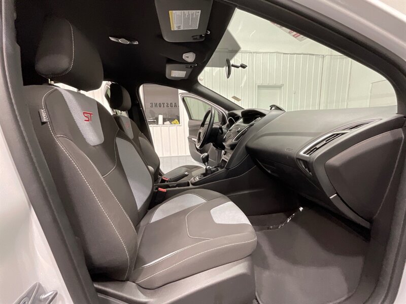 2018 Ford Focus ST Hatch Back / 4Cyl EcoBoost / 6-SPEED / 55K MILE  / Back up Camera - Photo 13 - Gladstone, OR 97027